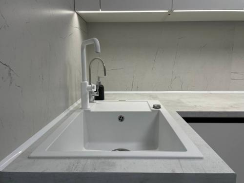 Белую кухни - заветная мечта практически для любой хозяйки иметь. 08