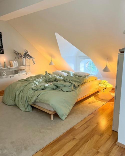 Светлый и стильный интерьер современной квартиры с деревянными элементами, теплым освещением и красивым текстилем и декором. 05