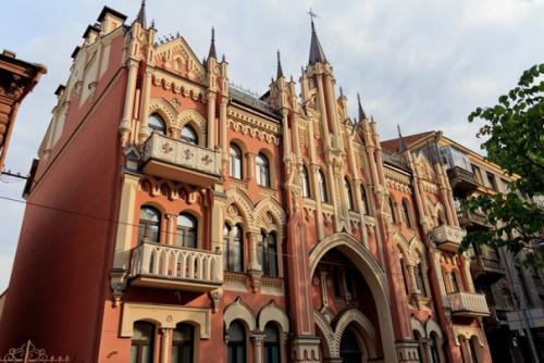 Неоготический розовый замок барона Гильдебрандта. 01