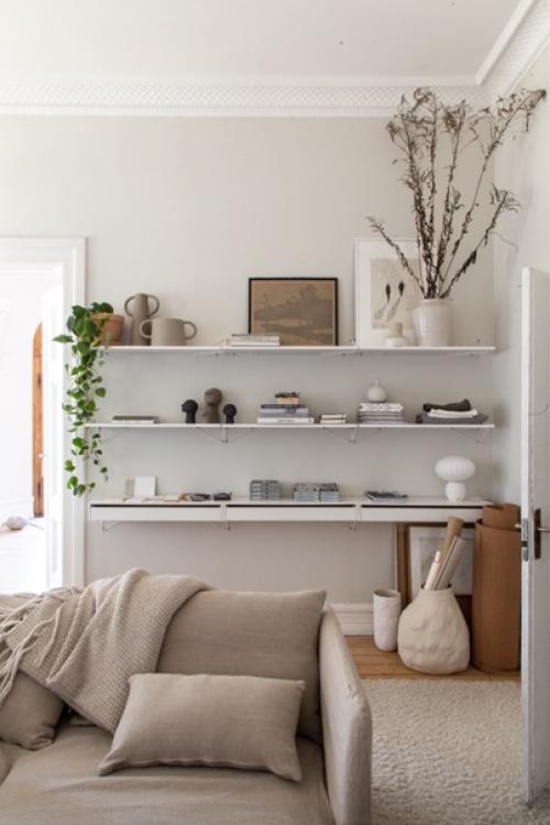 Хранение в гостиной с помощью системы полок, стойки для журналов и вешалки для одежды: до и после. 04