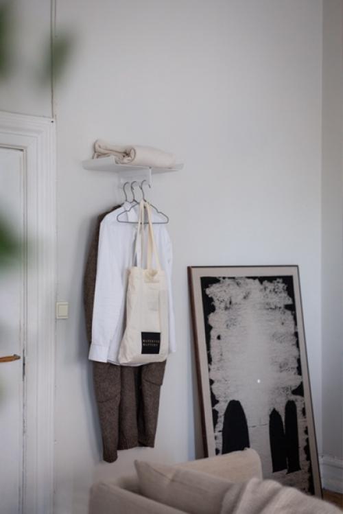 Хранение в гостиной с помощью системы полок, стойки для журналов и вешалки для одежды: до и после. 08