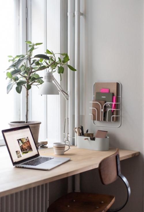 Хранение в гостиной с помощью системы полок, стойки для журналов и вешалки для одежды: до и после. 07