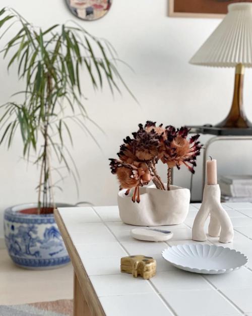 Белая квартира с множеством красочных элементов и интересным декором. 01