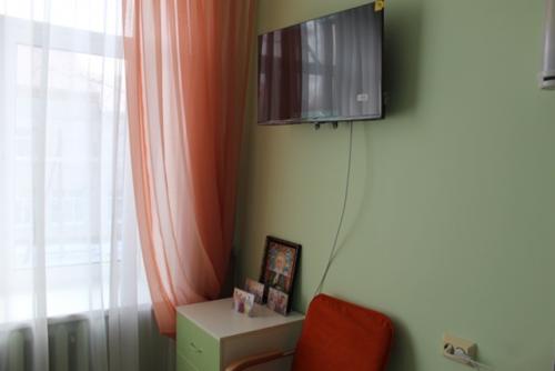 Мы постоянно работаем над созданием уютной и комфортной атмосферы в жилых комнатах наших проживающих. 06