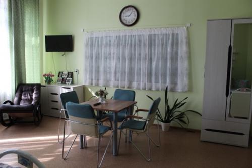 Мы постоянно работаем над созданием уютной и комфортной атмосферы в жилых комнатах наших проживающих. 03