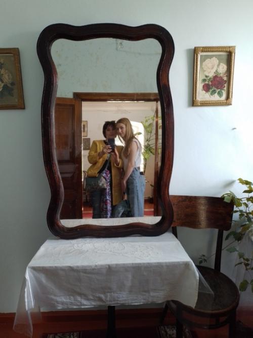 Босая, она неслышно ступает по ковровым дорожкам с маленьким пластиковым ведерком в руке - поливает цветы. 09