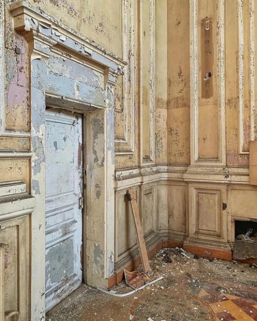 Разрушающаяся старинная больница святой Ольги. 09