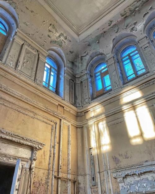 Разрушающаяся старинная больница святой Ольги. 08