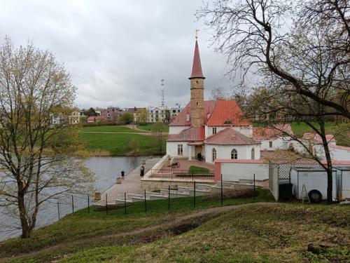 Восстановить большой гатчинский дворец из руин, оставленных в годы войны фашистами, удалось , внимание, только в 21 веке. 06