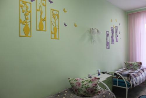 Мы постоянно работаем над созданием уютной и комфортной атмосферы в жилых комнатах наших проживающих. 09