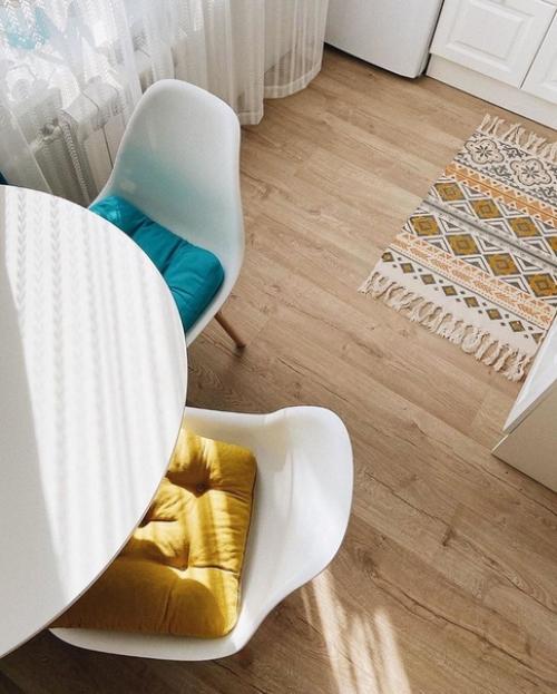 Такая светлая и теплая квартира очень уютно, согласны. 02