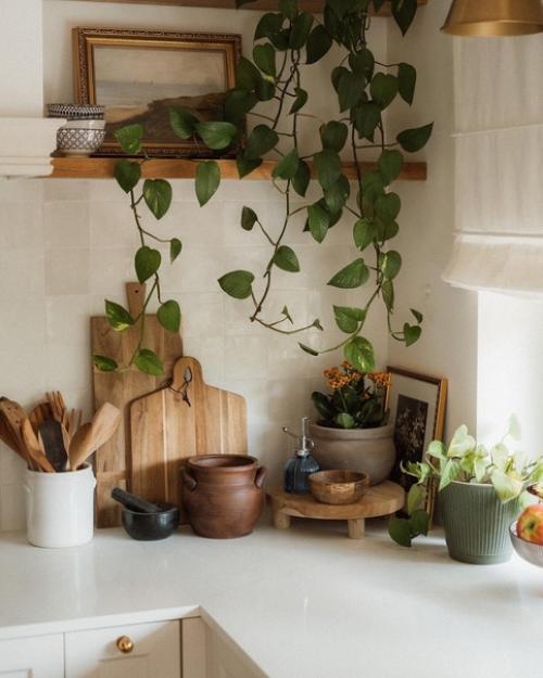 Интерьер этого дома буквально купается в естественном свете, создавая невероятно уютную атмосферу. 02