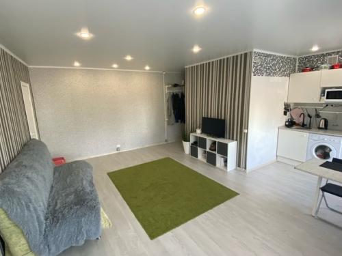 С 12 июня сдаётся евродвушка ( кухня соединенная с гостиной), спальня, гардеробная. 01