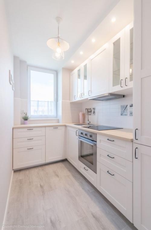 Белую кухню смело можно назвать классикой. 01