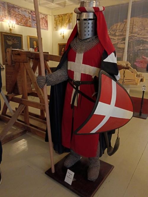 Восстановить большой гатчинский дворец из руин, оставленных в годы войны фашистами, удалось , внимание, только в 21 веке. 07