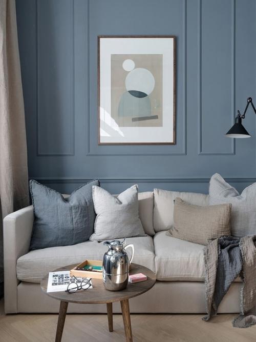 Лепной декор на потолке и необычные рамы окон в интерьере квартиры с серо-голубыми стенами и светильниками в скандинавском стиле. 08