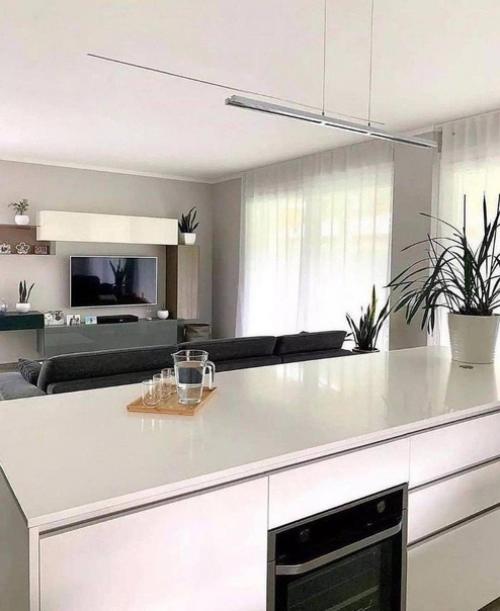 Серо - белая кухня - гостиная без лишних изяществ. 06