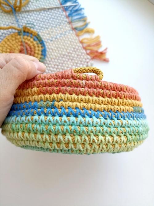 Корзинка из гамакового шнура цвета золота, обвязанная хлопковой градиентной пряжей. 04