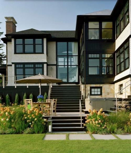 Дом у моря для любителей черного.