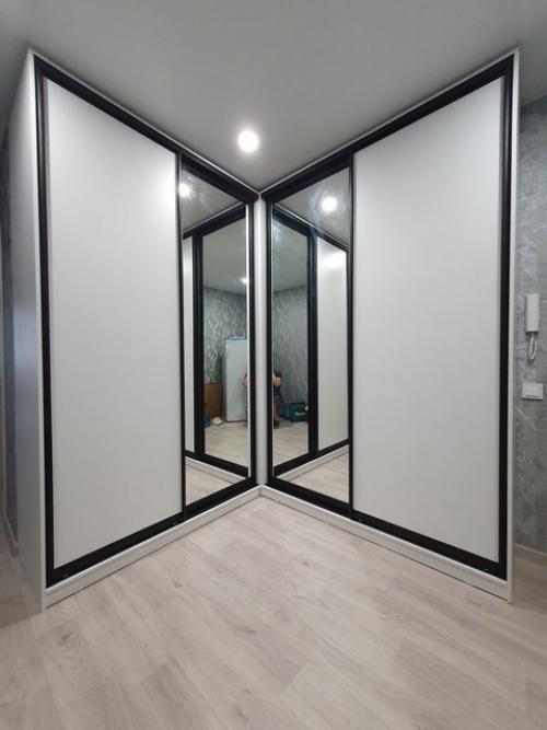 Всем здравствуйте!  В квартире Ворониных появился новый угловой шкаф - купе.