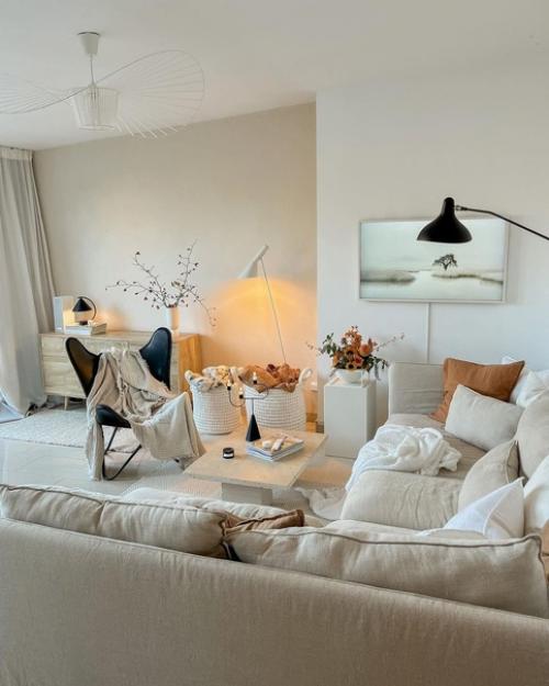 Светлый и стильный интерьер современной квартиры с деревянными элементами, теплым освещением и красивым текстилем и декором. 04