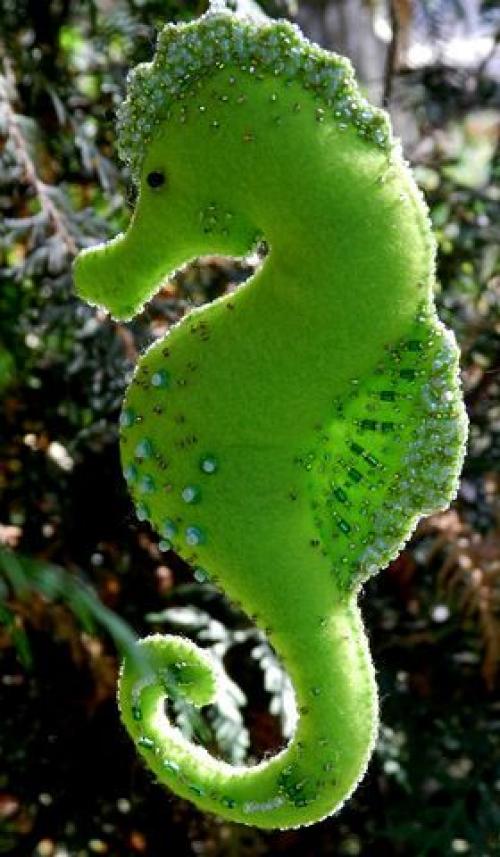 Эта оригинальная мягкая игрушка, выполненная в виде морского конька, отлично впишется в любой интерьер. 03