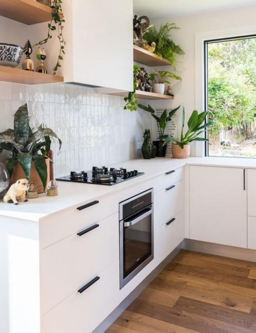 Белую кухню смело можно назвать классикой. 05