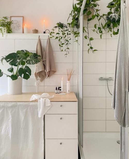 Светлый и стильный интерьер современной квартиры с деревянными элементами, теплым освещением и красивым текстилем и декором. 08