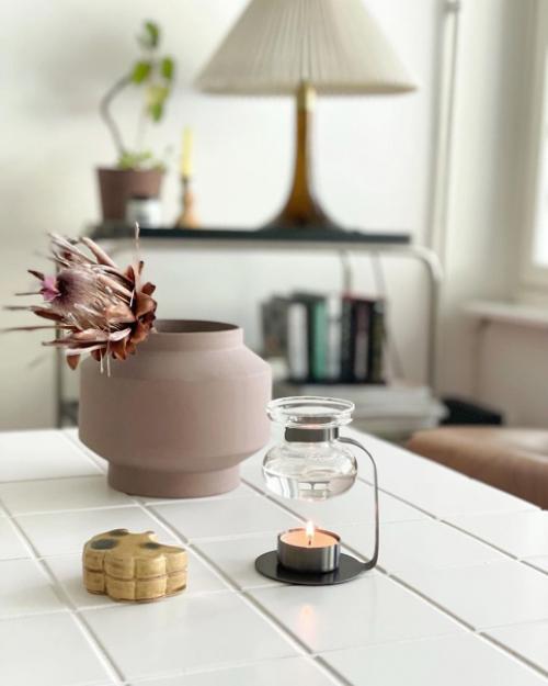 Белая квартира с множеством красочных элементов и интересным декором. 03