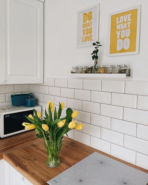 Такая светлая и теплая квартира очень уютно, согласны. 01