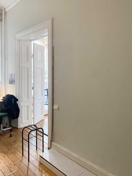 Хранение в гостиной с помощью системы полок, стойки для журналов и вешалки для одежды: до и после. 02