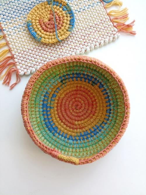 Корзинка из гамакового шнура цвета золота, обвязанная хлопковой градиентной пряжей. 02