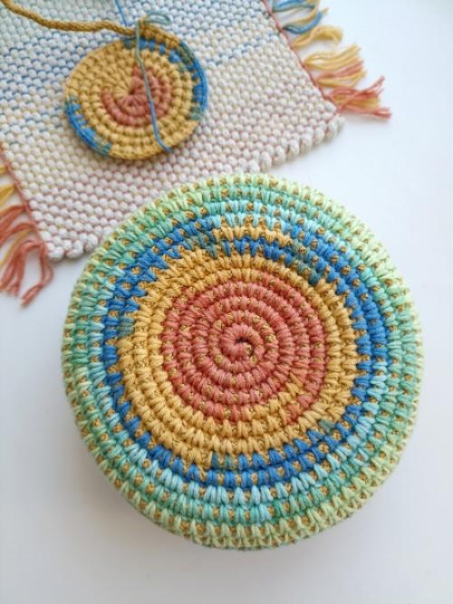 Корзинка из гамакового шнура цвета золота, обвязанная хлопковой градиентной пряжей. 01