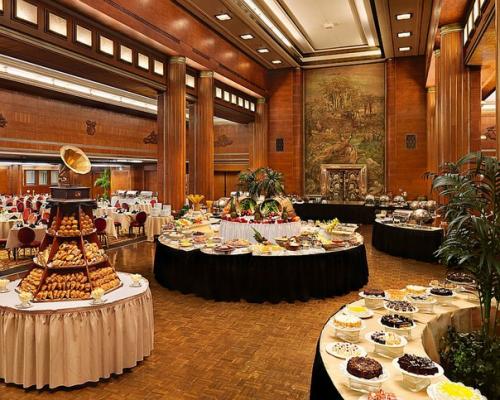 Пока лайнер со скростью 30 узлов двигался через океан пассажиры осваивали этот огромный плавучий город. 02