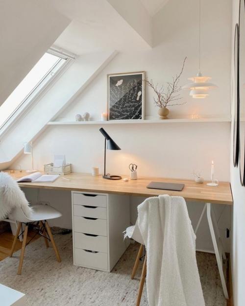 Светлый и стильный интерьер современной квартиры с деревянными элементами, теплым освещением и красивым текстилем и декором. 07