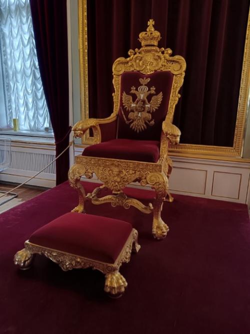 Восстановить большой гатчинский дворец из руин, оставленных в годы войны фашистами, удалось , внимание, только в 21 веке. 01