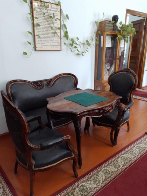 Босая, она неслышно ступает по ковровым дорожкам с маленьким пластиковым ведерком в руке - поливает цветы. 07