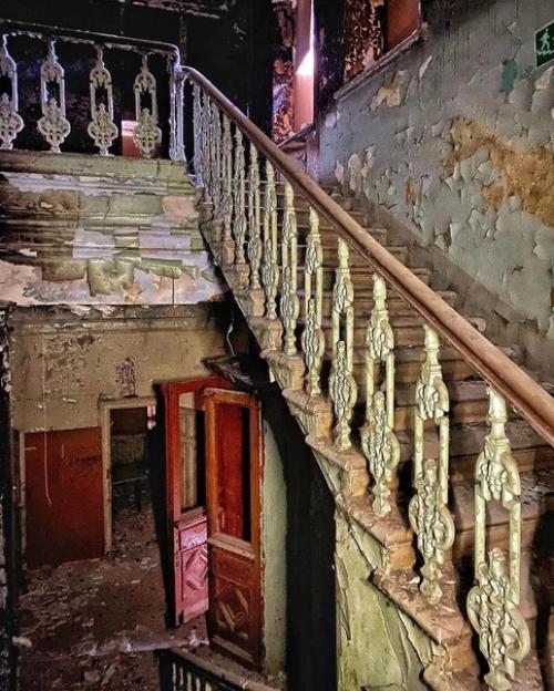 Разрушающаяся старинная больница святой Ольги. 07