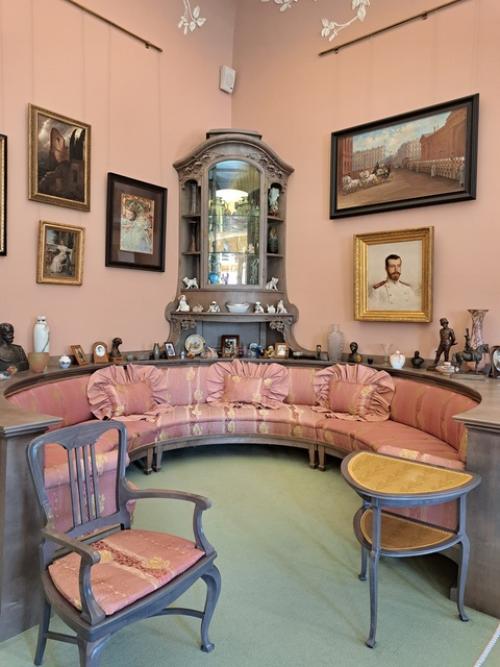 Дальше мы на половину Александры Федоровны переходим. 01