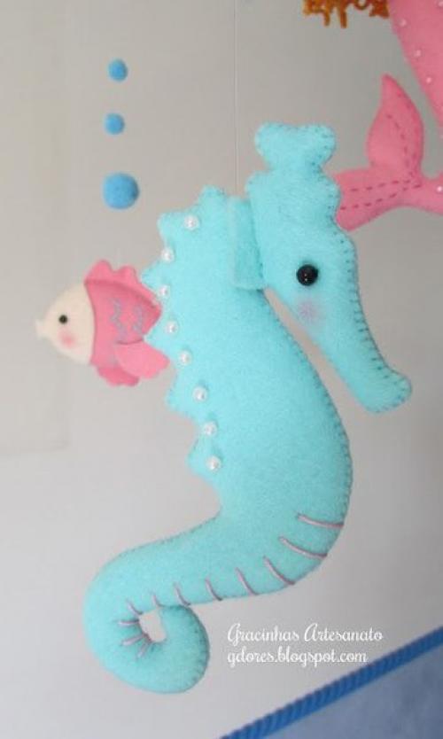 Эта оригинальная мягкая игрушка, выполненная в виде морского конька, отлично впишется в любой интерьер. 01