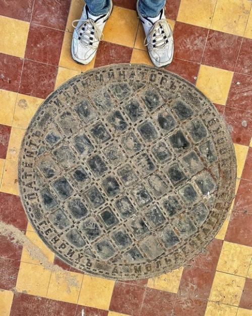 Разрушающаяся старинная больница святой Ольги. 04