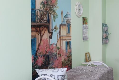 Мы постоянно работаем над созданием уютной и комфортной атмосферы в жилых комнатах наших проживающих. 08