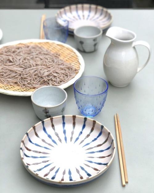 Белая квартира с множеством красочных элементов и интересным декором. 08