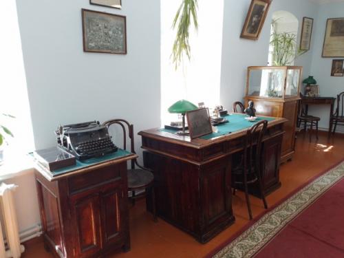 Босая, она неслышно ступает по ковровым дорожкам с маленьким пластиковым ведерком в руке - поливает цветы. 06