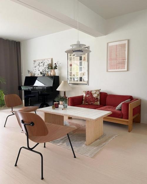 Белая квартира с множеством красочных элементов и интересным декором. 02