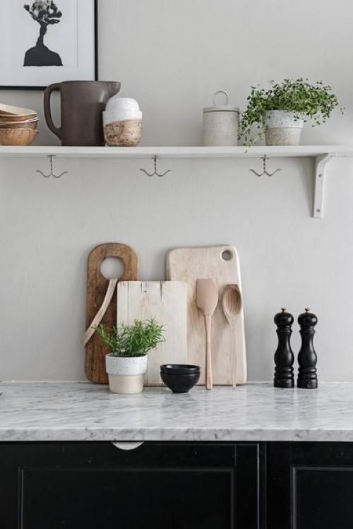 Просторная шведская квартира выбором цвета и украшением интерьера выделяется. 07