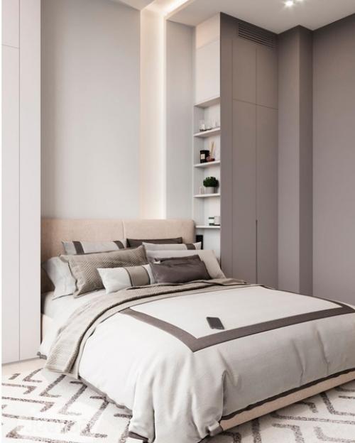 Интерьер небольшой спальни с высокими потолками. 01