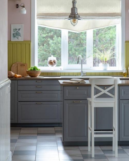 Дизайнеры придумали легкий в реализации, но недорогой в исполнении и интересный по стилистическому решению проект семейного загородного домика. 01