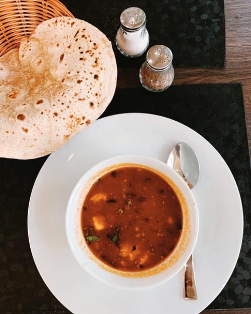 Иду как-то домой по ленинской, вижу, что много, очень много индийских студентов идут не на лекции, а заходят в здание бывшего Шашлычного Дома. 02