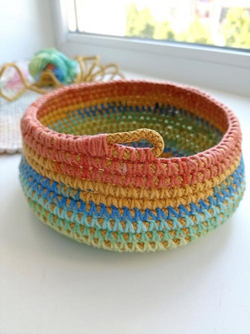 Корзинка из гамакового шнура цвета золота, обвязанная хлопковой градиентной пряжей. 03